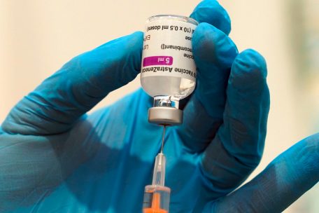 EMA / EU-Behörde empfiehlt AstraZeneca-Impfstoff mit Einschränkungen