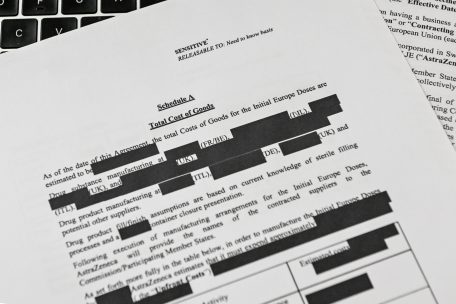 Neuer Impfstoff, neuer Streit / Grünes Licht für AstraZeneca, schwere Panne bei Veröffentlichung des Vertrags