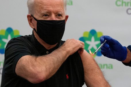 Vertrauen ist wichtig: US-Pr&auml;sident Biden bei der Impfung &ndash; sein Vorg&auml;nger Trump riet zu Desinfektionsmitteln