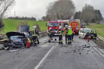 Beles / Frontal-Crash am Mittag: Zwei Menschen werden bei Autounfall schwer verletzt
