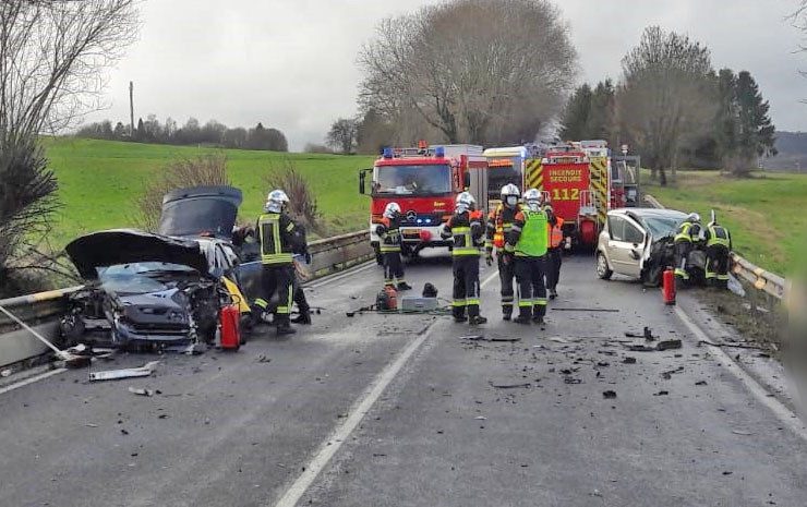 Beles / Frontal-Crash am Mittag: Zwei Menschen werden bei Autounfall schwer verletzt