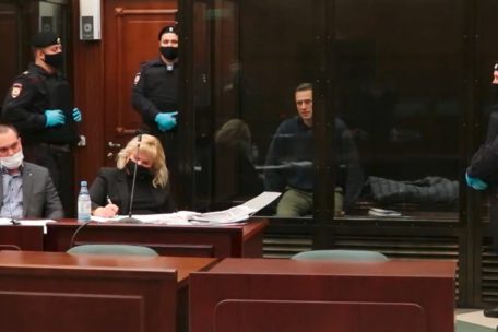 Russland / Kreml-Kritiker Nawalny zu fast drei Jahren Haft in Strafkolonie verurteilt