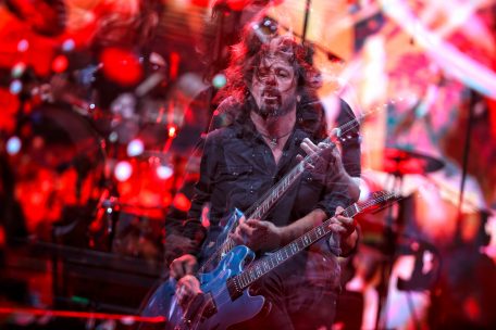 „Medicine At Midnight“ / „Dreht lauter und dann bewegt euch!“: Foo Fighters präsentieren neues Album