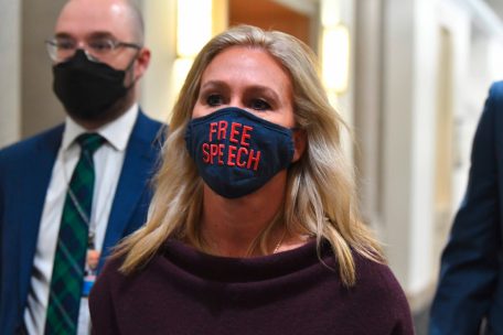 Kopf des Tages / Strafe für die Trump-treue Verschwörungstheoretikerin