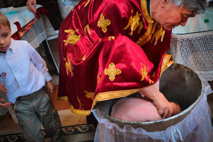 Rumänien / Dreimal untertauchen: Nach Tod eines Babys mehrt sich die Kritik an einem Taufritus