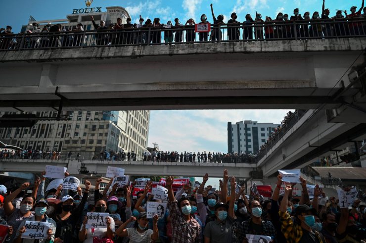 Myanmar / „Es gibt keinen Weg zurück“: Kriegsrecht in Teilen des Landes, Proteste schwellen an