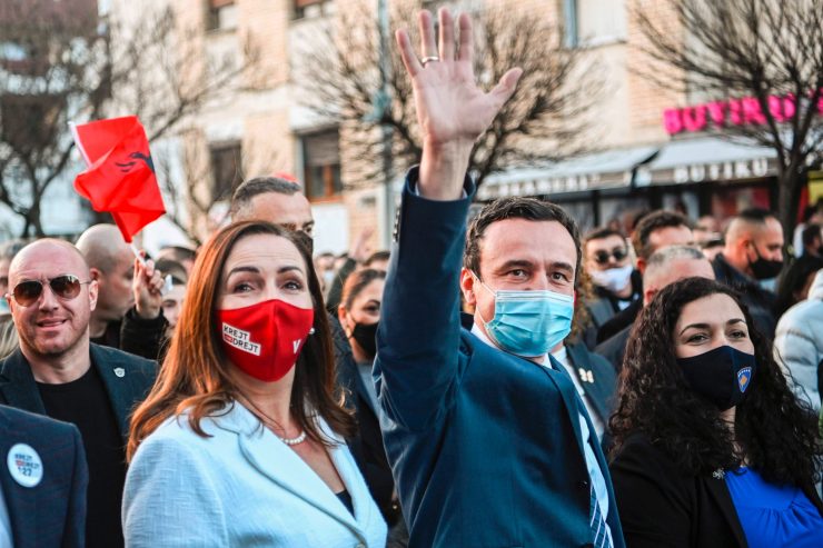 Kurti vor Blitz-Comeback / Kosovos Ex-Premier geht als haushoher Favorit in vorzeitige Parlamentswahl