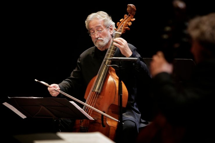 Alain spannt den Bogen / Meister auf ihren Instrumenten