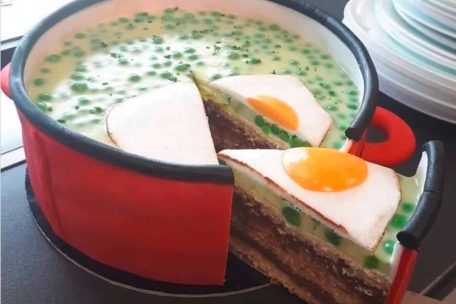 Kulinarisches Kindheitstrauma s&uuml;&szlig; aufgearbeitet: die Erbseneintopf-Torte in voller Pracht &ndash; und aufgeschnitten