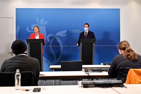 Livestream der Pressekonferenzen / Journalistenverband ALJP übt harsche Kritik an Informationspolitik der Regierung