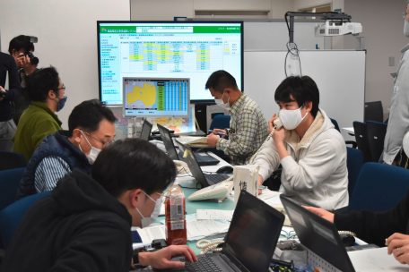 Beamte arbeiten in der Katastrophenschutzzentrale nach dem Erdbeben