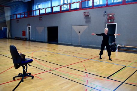 Ganz allein in der großen Sporthalle des LGE: Sara Eden zeigt den Schülerinnen, wie es geht