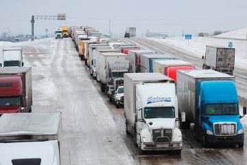 Unwetter / Teile der USA ächzen weiter unter Kälte - Kritik an Reise von Senator