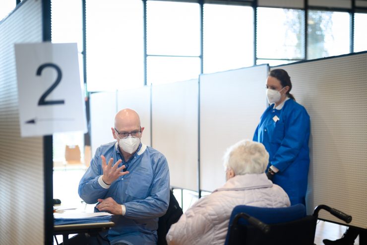 Reportage / Eine Dosis Optimismus – Mobile Impfeinheiten zeigen den Weg aus der sanitären Krise