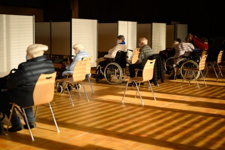 Im Ruhebereich warten die behandelten Bewohner des CIPA Gr&eacute;ngewald auf einen Pfleger, der sie zur&uuml;ck zum Altenheim begleitet