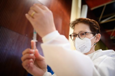 Routiniert bereitet Isabelle Colamonaco, &bdquo;Directrice des soins&ldquo;, den Pfizer-Biontech-Impfstoff vor