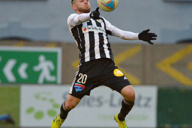 Fußball / Schwarz-Weiß passt: Georgios Xenitidis fühlt sich wohl im Verein Jeunesse