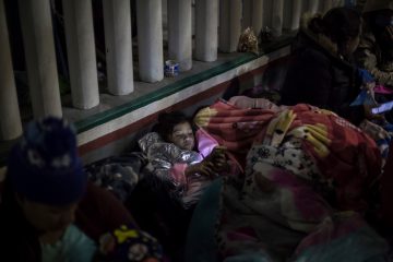 Regierung / Hoffen auf den amerikanischen Traum: USA lässt Migranten über Grenze