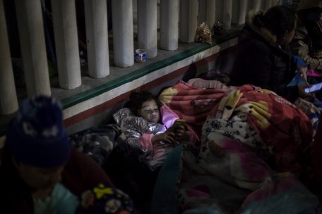 Regierung / Hoffen auf den amerikanischen Traum: USA lässt Migranten über Grenze