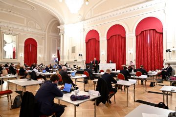 Parlament / Same procedure as every month: Mehrheitsparteien stimmen für Verlängerung der Anti-Covid-Maßnahmen