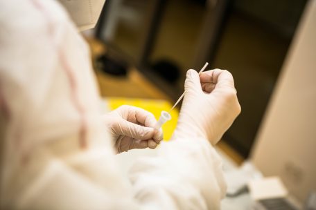 Derzeit wird bei Schnelltests noch durch die Nase getestet – das könnte sich in Zukunft aber ändern