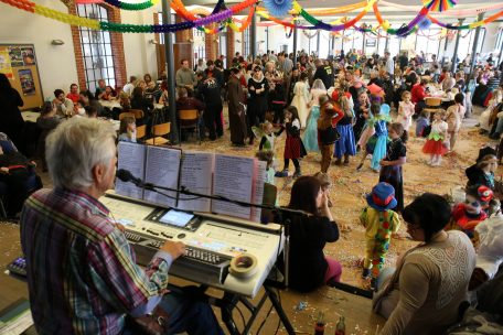 Fausti hat mit seiner Musik Generationen geprägt: Hier beim „Kannerfuesbal“ 2016 in Tetingen