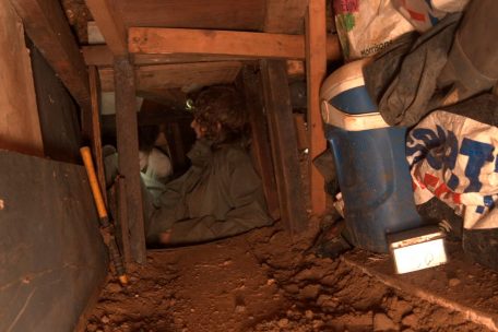 Vater und Sohn / Mitten in London untertunneln Öko-Aktivisten eine Grünfläche aus Protest gegen Bauprojekt