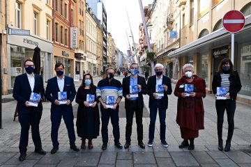 Esch / Neue Willkommensbroschüre mit einem freundlichen Gruß an den Marco-Polo-Verlag vorgestellt