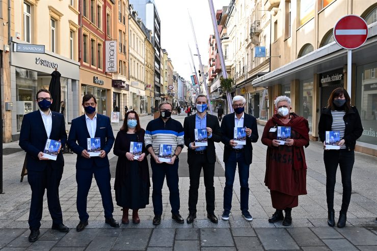 Esch / Neue Willkommensbroschüre mit einem freundlichen Gruß an den Marco-Polo-Verlag vorgestellt