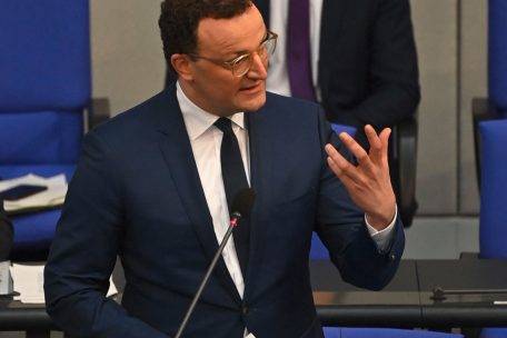 Deutschland / Gesundheitsminister Spahn steht im Bundestag Rede und Antwort