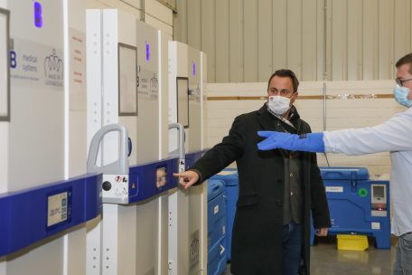 In speziellen K&uuml;hlschr&auml;nken wird der Corona-Impfstoff gelagert