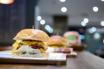 Völlegefühl und Gesundheit / Kein Gulasch am Abend? Das ist die perfekte Uhrzeit fürs Essen