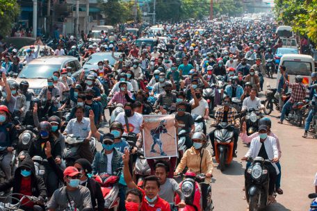 Menschen nehmen an der Trauerprozession f&uuml;r die Demonstrantin Kyal Sin in Mandalay am 4. M&auml;rz 2021 teil, einen Tag, nachdem ihr bei einer Demonstration gegen den Milit&auml;rputsch in den Kopf geschossen wurde