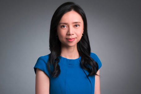 Sabrina Ren ist in Wuhan geboren und aufgewachsen. Sie arbeitet als Verm&ouml;gensverwalterin bei JK Capital Management