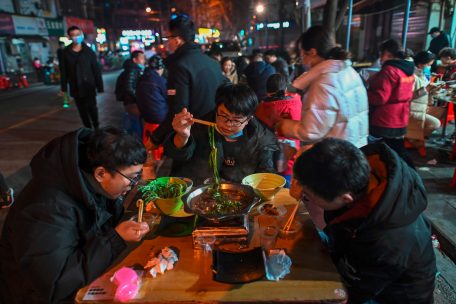 In Wuhan d&uuml;rfen die Restaurants Kunden empfangen (Foto von Februar 2021)