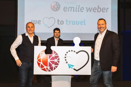 Fernand Heinisch (Teilhaber von Voyage Emile Weber), Michael Gloor (Generaldirektor von TGL) und Marc Sales (Gesellschafter bei Sales-Lentz Group) besiegeln den Beginn des neuen Reiseunternehmens, das ein Zusammenschluss der Reisebüro-Sparten beider Familienbetriebe bedeutet