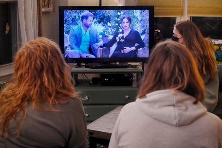 Riesen Einschaltquoten: Junge Amerikanerinnen schauen das Interview