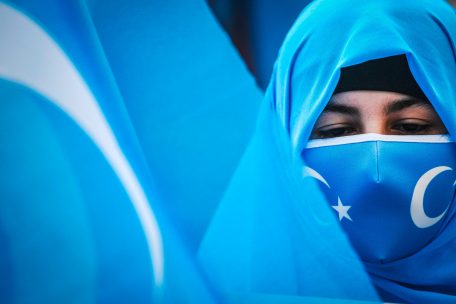 Eine uigurische Frau beim Protest in Istanbul