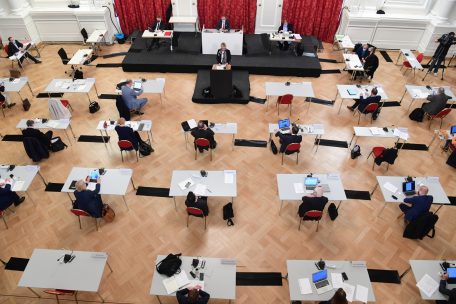 Parlament / Die Klimaziele und der Weg dorthin: CO2-Emissionen sollen Flugreisenden mitgeteilt werden