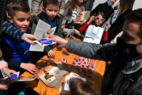 NASA-Sticker f&uuml;r die Kinder aus Jezero &ndash; die Erwachsenen hoffen derweil auf Investitionen&nbsp;