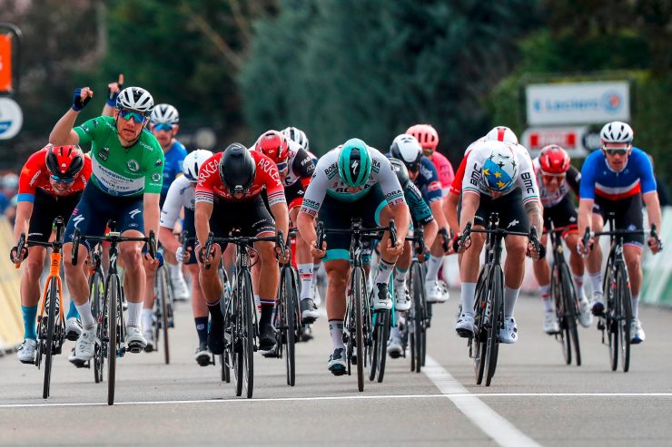 Paris-Nice / 5. Etappe: Bennett zum Zweiten – Roglic stürzt ohne Folgen, Jungels im Hauptfeld