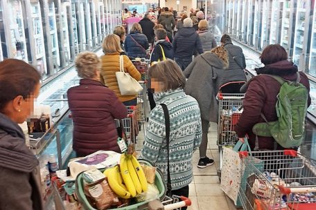 Vor einem Jahr: Hamsterkäufe in Luxemburg – an den Kassen bildeten sich lange Schlangen