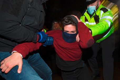 Die Polizei l&ouml;ste die Kundgebung teilweise mit Gewalt auf