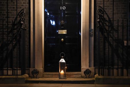 Eine Kerze vor der Downing Street Nummer 10: Der Fall k&ouml;nnte zum Politikum werden