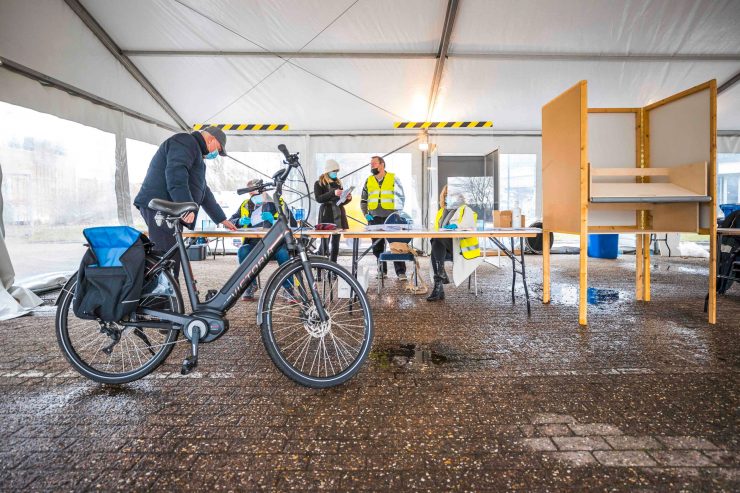 Niederlande / Dreitägige Parlamentswahlen haben am Montag begonnen