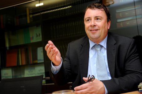 Impfstoff-Affäre / „Das ist erbärmlich“: Möglicher Nachfolger Baertz kritisiert Noch-HRS-Direktor Schummer