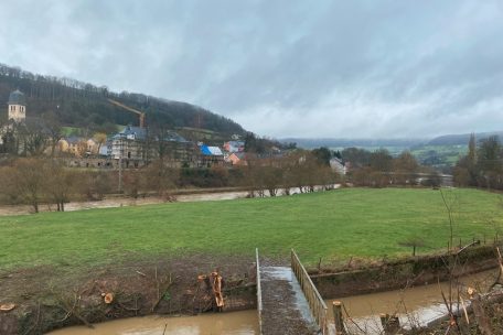 Moestroff depuis l&rsquo;emplacement du moulin du g&eacute;n&eacute;ral Cl&eacute;ment--Thomas, au premier plan le canal qui l&rsquo;irriguait et &agrave; l&rsquo;arri&egrave;re-plan le village et son ch&acirc;teau en cours de r&eacute;novation