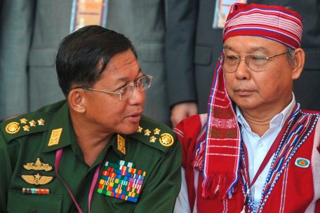 Wollte Pr&auml;sident werden: General Min Aung Hlaing (l., hier im Jahr 2016)&nbsp;