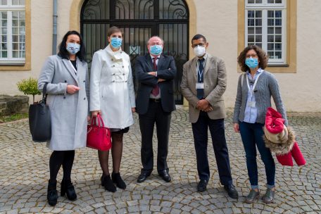 Der portugiesische Botschafter António Gamito (Mitte) bedankt sich (v.l.n.r.) bei Dr. Modesta Dargeviciute, Krankenschwester Filomena Silva, Dr. Samuel Luyasu und Krankenschwester Monica Valente