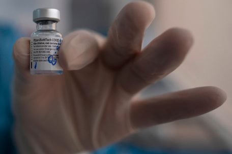 Corona / Wir sind geimpft!: Tageblatt-Korrespondenten berichten aus London, Paris und Belgrad